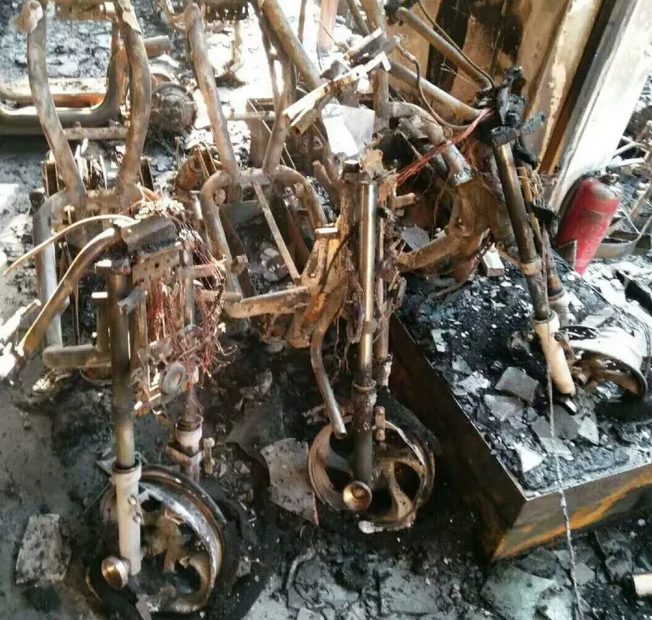 一夜間幾千輛電動車燒為灰燼,有電動車的充電時要注意這些細節!