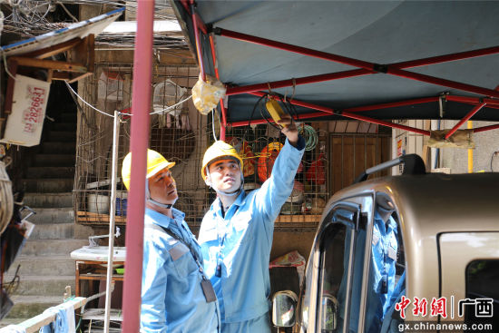 南方電網(wǎng)廣西柳州供電局工作人員在進(jìn)行用電安全檢查。謝耘 攝 南方電網(wǎng)廣西柳州供電局工作人員在進(jìn)行用電安全檢查。謝耘 攝