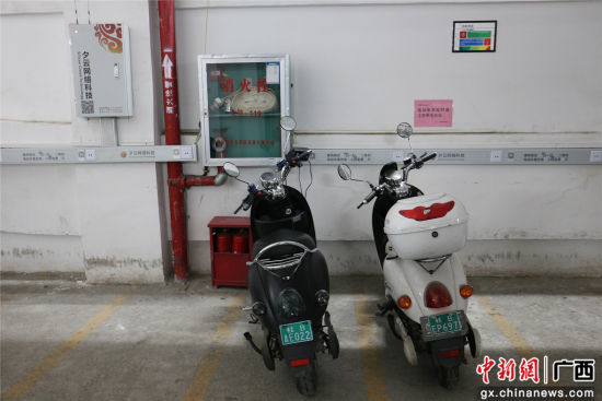 柳州市窯埠古鎮(zhèn)地下停車場(chǎng)的電動(dòng)車充電區(qū)。謝耘 攝 柳州市窯埠古鎮(zhèn)地下停車場(chǎng)的電動(dòng)車充電區(qū)。謝耘 攝
